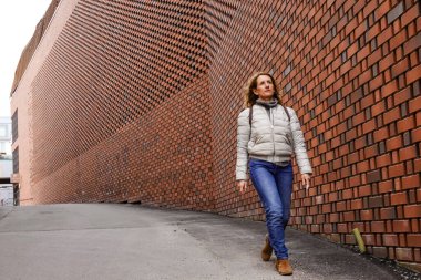 Norrkoping, İsveçli yayalar şehrin eski ikonik değirmen ve sanayi bölgesinde yürüyorlar.