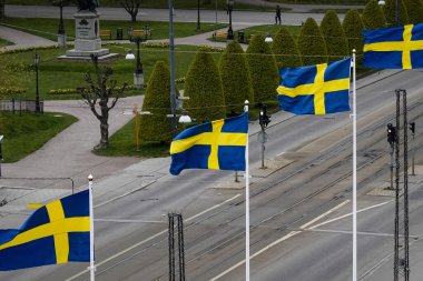 Norrkoping, İsveç bayrakları Drottninggatan köprüsünün üzerinde dalgalanıyor..