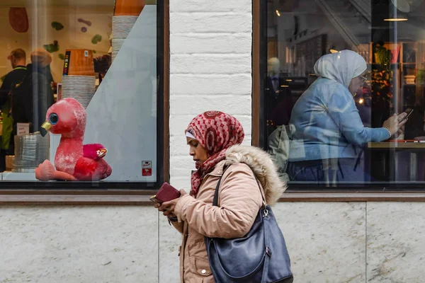 Norrkoping Suecia Una Mujer Musulmana Sienta Ventana Café Drottninggatan Otra —  Fotos de Stock