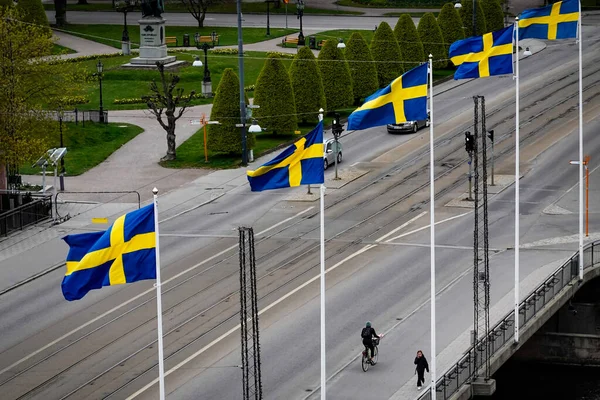 Norrkoping Suecia Banderas Suecas Ondeando Sobre Puente Drottninggatan Centro Ciudad — Foto de Stock