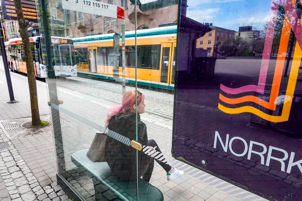Norrkoping Швеция Молодая Женщина Цветными Волосами Ждет Трамвайной Остановке — стоковое фото