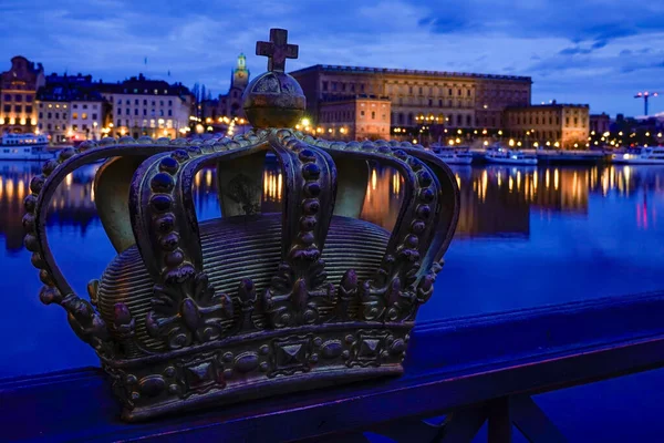 ストックホルム スウェーデンSkeppsholmen島への橋の中央に王冠が飾られています — ストック写真