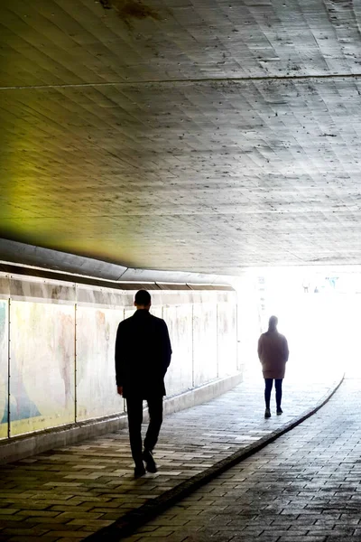 Stockholm Zweden Twee Mannen Die Een Ondergrondse Tunnel Lopen — Stockfoto