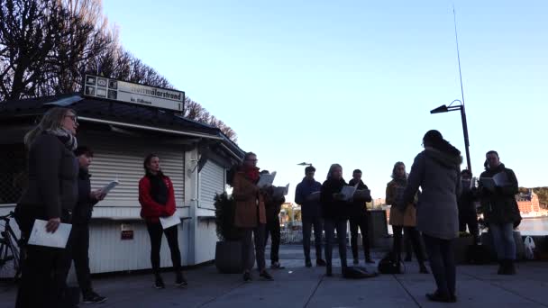 Estocolmo Suécia Maio 2020 Grupo Coro Canta Fora Perto Prefeitura — Vídeo de Stock