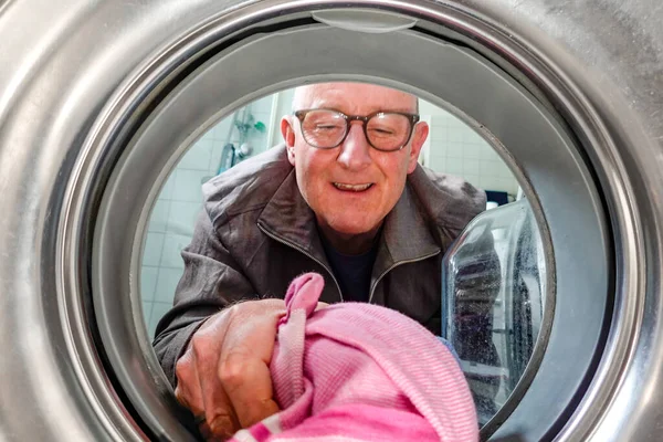 Estocolmo Suécia Homem Carrega Uma Máquina Lavar Roupa Com Roupas — Fotografia de Stock