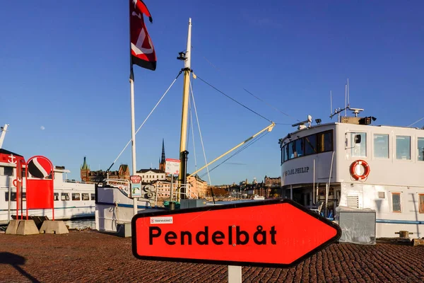 Stockholm Zweden Een Bord Kade Stadshuskajen Wijst Naar Woonboten Pendelbat — Stockfoto