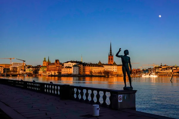 ストックホルム スウェーデンの夕日とリダーホルメンや旧市街やガムラ スタンへの眺め — ストック写真