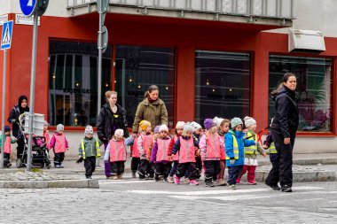 Stockholm, İsveç çocuk yuvası. Şehrin Liljeholmskajen bölgesinde bir gezintiye çıktılar.,