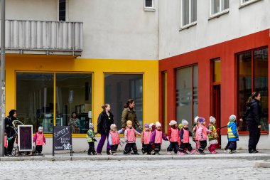 Stockholm, İsveç çocuk yuvası. Şehrin Liljeholmskajen bölgesinde bir gezintiye çıktılar.,
