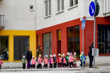 Stockholm, İsveç çocuk yuvası. Şehrin Liljeholmskajen bölgesinde bir gezintiye çıktılar.,