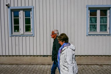 Soderkoping, İsveç Arka sokakta yürüyen yaşlı bir çift.
