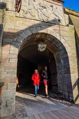 Kalmar, İsveç Bir çift Kalmar Kalesi 'ni ziyaret ediyor, hendek ve asma köprü..