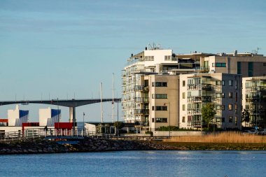 Kalmar, İsveç 10 Mayıs 2020. Varvsholmen adlı modern bir deniz kenarı ve Oland Köprüsü manzarası..