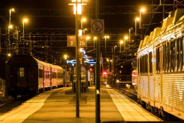 Kalmar, İsveç Geceleri istasyonda bir banliyö treni.