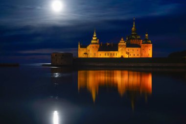 Kalmar, İsveç Gece ve ay doğarken Kalmar Şatosu 'nun arazisi.