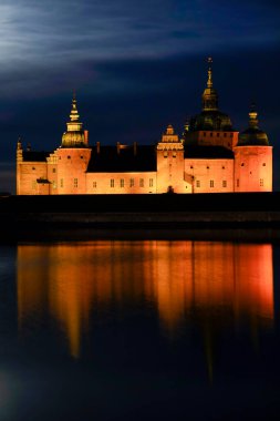 Kalmar, İsveç Gece ve ay doğarken Kalmar Şatosu 'nun arazisi.