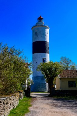 Ottenby, Oland, İsveç Ottenby 'deki deniz feneri, adanın güney tepesinde kuş gözlemcileri tarafından sevilen bir vahşi yaşam sığınağı..