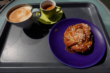 İki kişilik tipik bir İsveç fika espresso kahve, latte ve tarçınlı çörek..