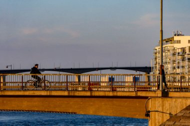 İsveç 'in Kalmar kenti. Varvsholmen adlı deniz kenarı ve Oland Köprüsü manzarası..