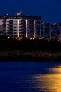 Kalmar, İsveç Şehrin modern Kvarnholmen bölgesinde ayın doğuşu.