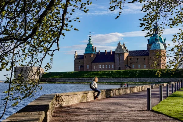 Kalmar Suécia Uma Mulher Senta Uma Parede Terreno Castelo Kalmar — Fotografia de Stock