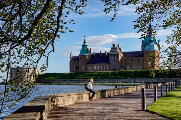 Kalmar Suécia Uma Mulher Senta Uma Parede Terreno Castelo Kalmar — Fotografia de Stock