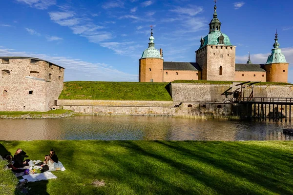 Kalmar Suécia Pessoas Fazendo Piquenique Verão Terreno Castelo Kalmar — Fotografia de Stock