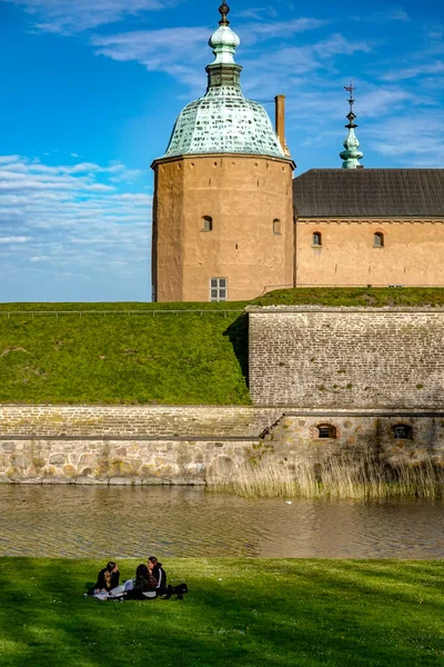 Kalmar Suécia Pessoas Fazendo Piquenique Verão Terreno Castelo Kalmar — Fotografia de Stock