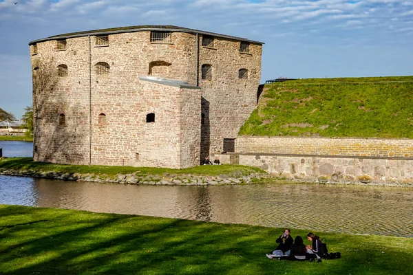 Kalmar Suécia Pessoas Fazendo Piquenique Verão Terreno Castelo Kalmar — Fotografia de Stock