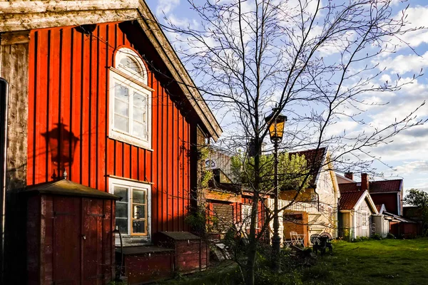 Kalmar Suecia Patio Trasero Cubierto Hierba Una Casa Madera Roja — Foto de Stock