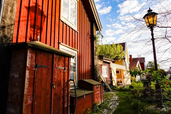 Kalmar Suecia Patio Trasero Cubierto Hierba Una Casa Madera Roja — Foto de Stock