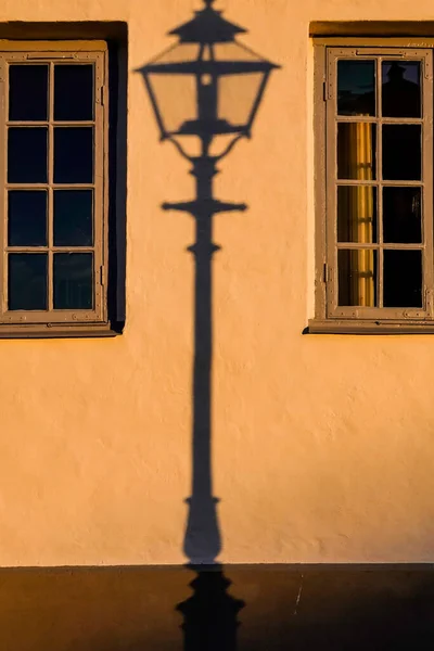 Kalmar Suécia Sombra Antigo Poste Luz Numa Parede Amarela Pôr — Fotografia de Stock