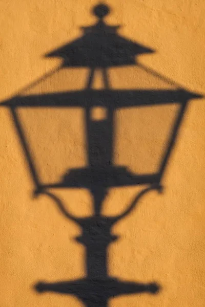 Kalmar Švédsko Stín Staré Lampy Žluté Stěně Při Západu Slunce — Stock fotografie