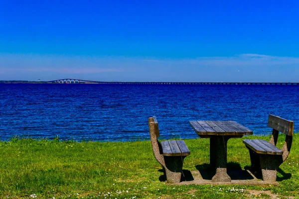 Farjestaden Öland Sverige Ölandsbron Och Ett Picknickbord — Stockfoto