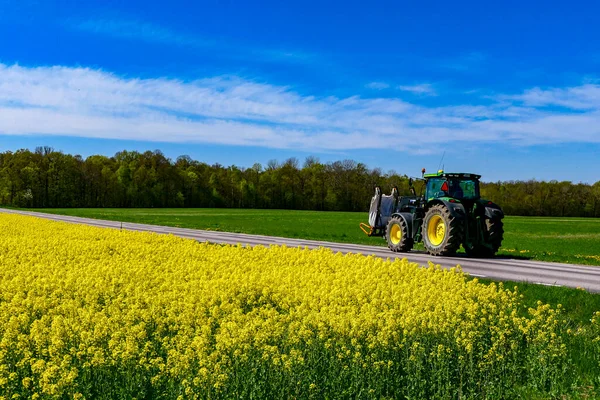 Farjestaden Oland Sweden Agricultural Tractor Driving Back Road Next Field — Stock Photo, Image