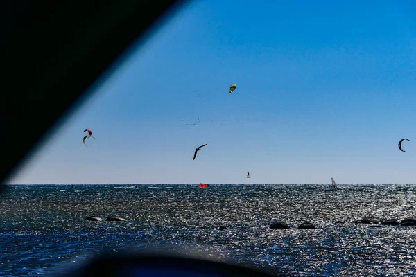 Oland Suécia Kite Surfistas Navegando Dia Ventoso Visto Uma Janela — Fotografia de Stock