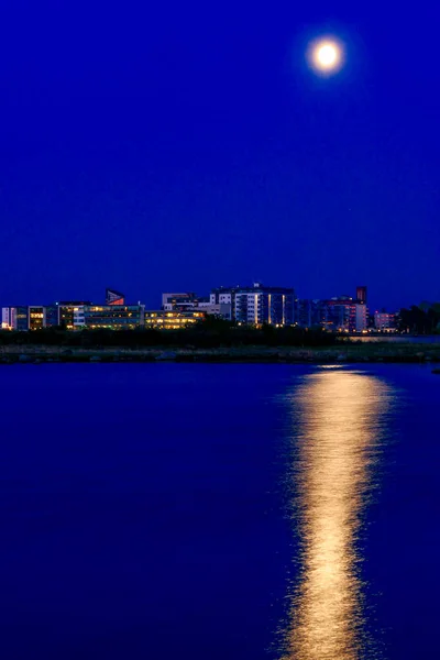 Kalmar Sverige Månuppgången Över Kvarnholmens Moderna Stadsdel — Stockfoto