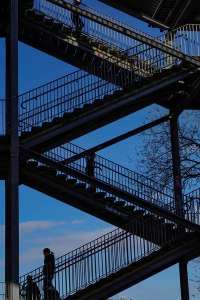 Stoccolma Svezia Persone Che Camminano Sulle Scale Sotto Ponte Liljeholmen — Foto Stock