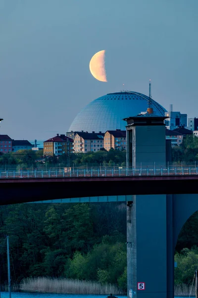 Stockholm Švédsko Aréna Ercisson Globe Noci Půlměsícem Nad Železničním Mostem — Stock fotografie