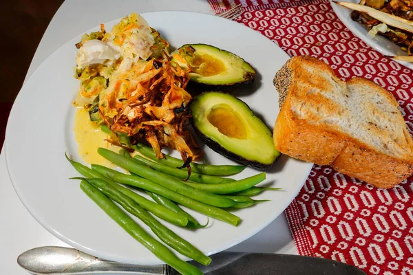 Ein Abendessen Mit Gebackenem Fisch Gedünsteten Grünen Bohnen Avocado Mit — Stockfoto