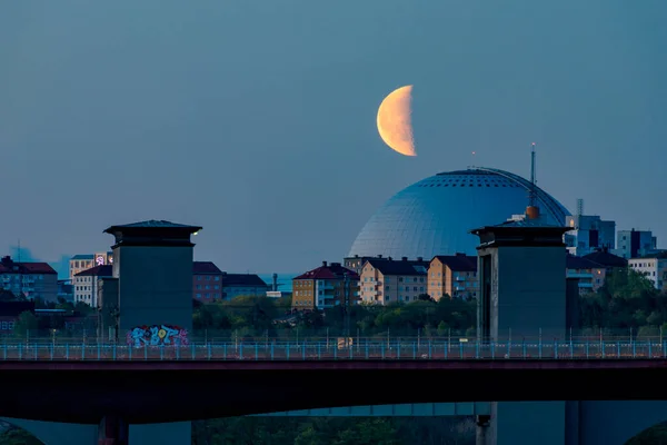 Стокгольм Швеція Ерціссон Глоб Арена Вночі Півмісяцем Над Мостом Арста — стокове фото