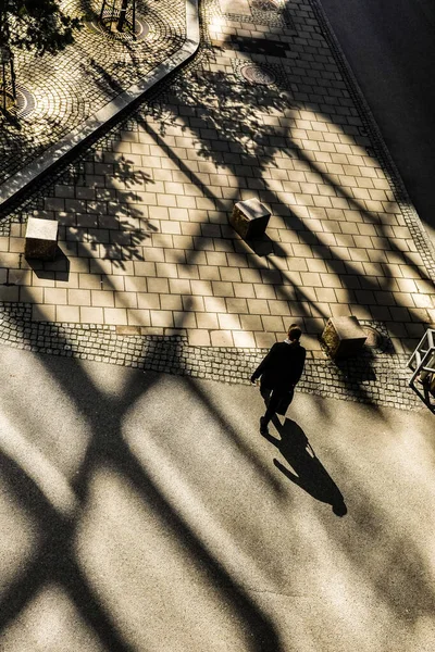 Стокгольм Швеция Мая 2020 Года Силуэт Пешеходов Ходить Среди Сильных — стоковое фото