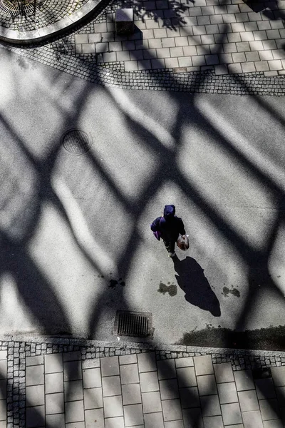 스웨덴 스톡홀름 2020 실루엣 보행자들은 근처에 건물의 아래서 바라본 그림자 — 스톡 사진