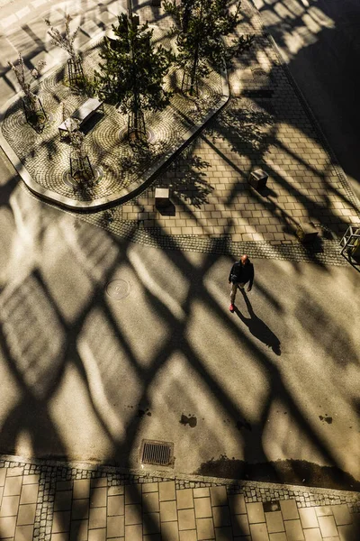 Στοκχόλμη Σουηδία Μαΐου 2020 Silhouetted Πεζοί Περπατούν Ανάμεσα Ισχυρές Σκιές — Φωτογραφία Αρχείου
