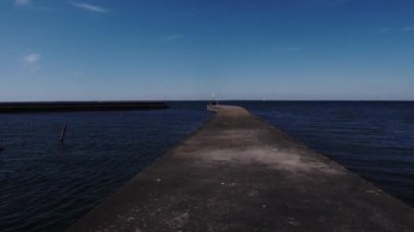 Morbylanga, Oland, İsveç Güneşli bir günde Baltık Denizi 'ne giden bir jet.