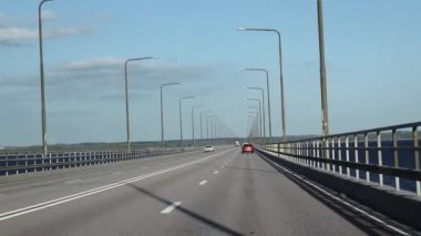 Kalmar, İsveç 10 Mayıs 2020 Oland Köprüsü üzerinde araba sürme görüntüsü