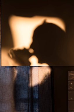 Stockholm, İsveç Sabahın köründe mutfak dolabında kahve içen bir adamın gölgesi.