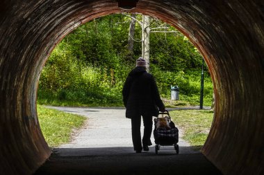Stockholm, İsveç 'te son sınıf öğrencisi bir kadın Fruangen banliyösündeki yaya tünelinde alışveriş arabasıyla tek başına yürüyor..