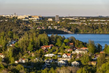 Stockholm, İsveç Ekero banliyösündeki evlerin manzarası.