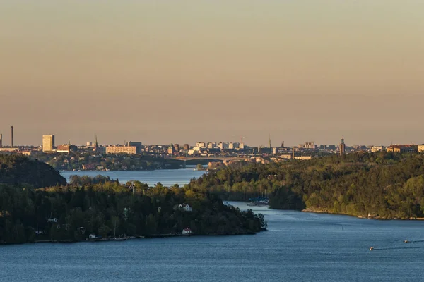ストックホルム スウェーデンエケロ郊外から町の中心部への眺めとマラレン湖 — ストック写真